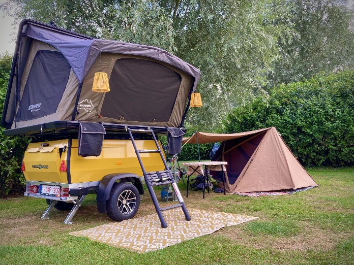 Trailer met daktent en Mouflon tent